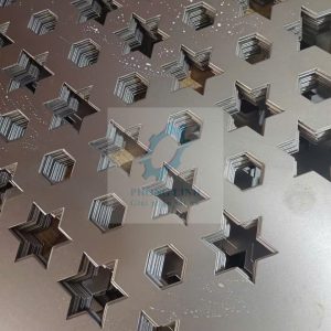 tấm kim loại được dập (đục) theo các hoa văn trang trí như hình hoa,