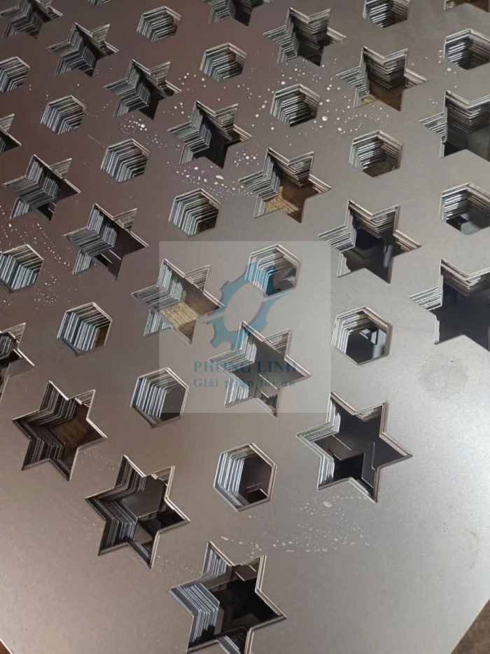 tấm kim loại được dập (đục) theo các hoa văn trang trí như hình hoa,