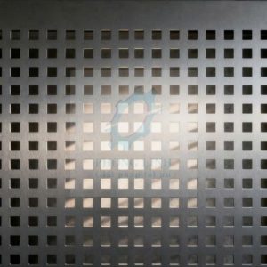 Tấm thép lỗ vuông là tấm kim loại được gia công đục các lỗ hình vuông đều nhau trên bề mặt