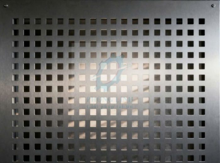 Tấm thép lỗ vuông là tấm kim loại được gia công đục các lỗ hình vuông đều nhau trên bề mặt