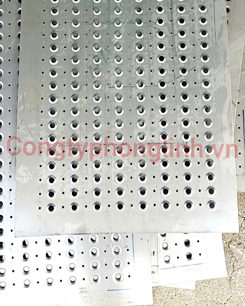 tôn đục lỗ